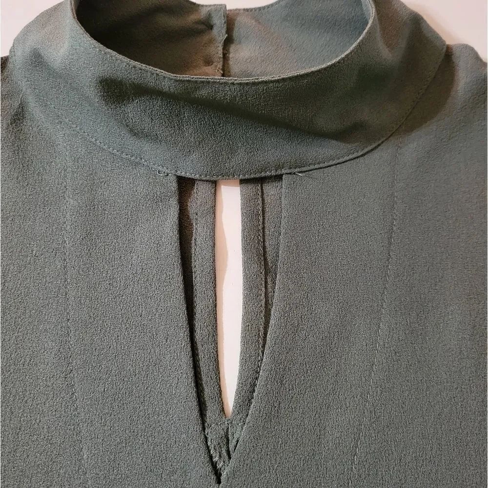 Paper Crane Keyhole Neckline Tank Blouse - Picture 3 of 9